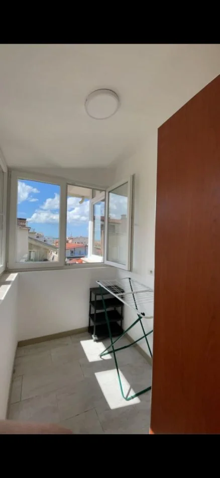 Tirane, jepet me qera apartament 1+1+Ballkon Kati 4, 65 m² 450 € (rruga Bill Klinton)