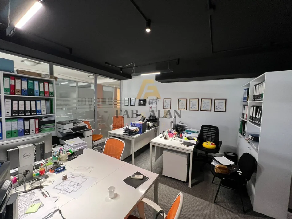 Tirane, jepet me qera zyre Kati 2, 72 m² 1.000 € (Pazari i ri)