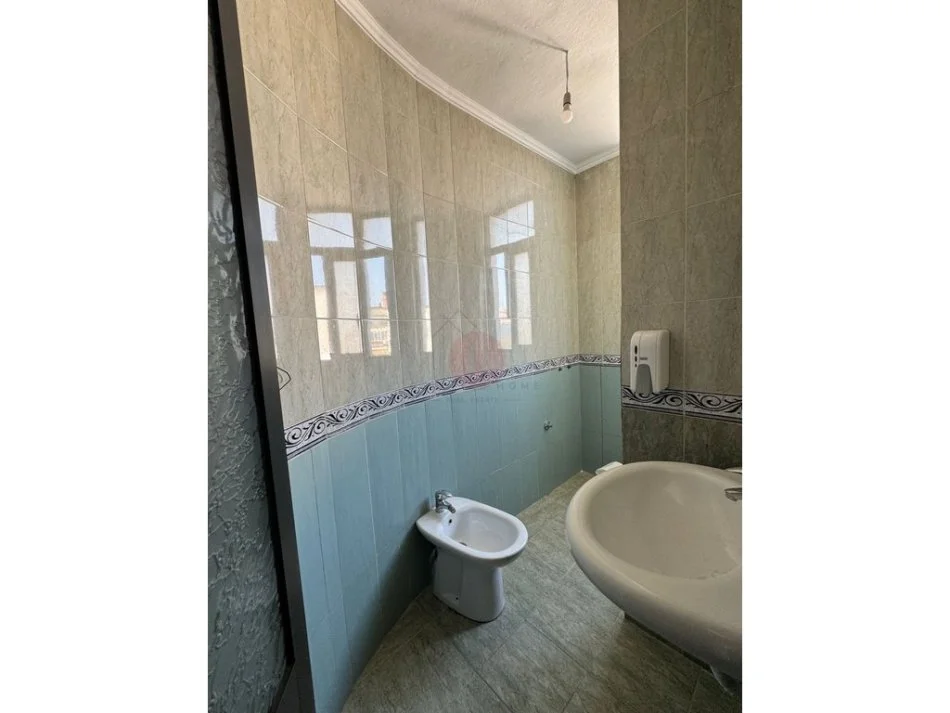 Tirane, jap me qera apartament 2+1 Kati 6, 500 € (Zogu i Zi,Qatar Center)