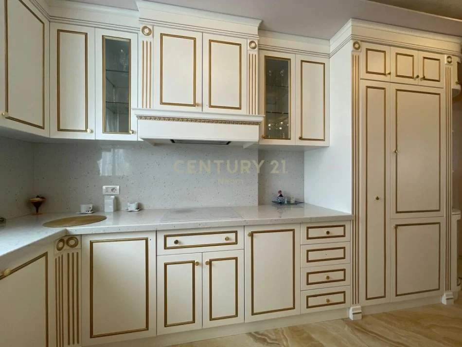 Tirane, jepet me qera 4+1 , 227 m² 3.000 € (liqeni i thate)