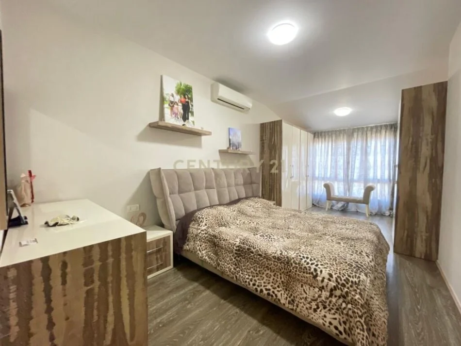 Tirane, jepet me qera 4+1 , 227 m² 3.000 € (liqeni i thate)