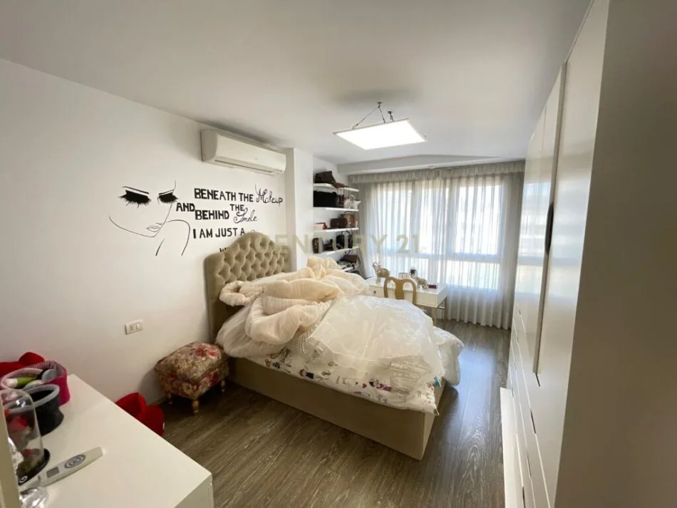 Tirane, jepet me qera 4+1 , 227 m² 3.000 € (liqeni i thate)