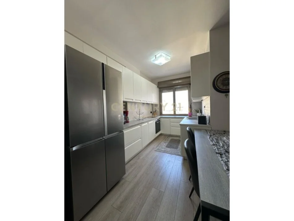 Tirane, jepet me qera apartament 2+1 Kati 9, 100 m² 1.200 € (qender)