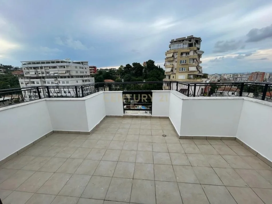 Durres, jepet me qera apartament 2+1+2 tualete dhe verande, Kati 10, 100 m² 500 € (gjykata)