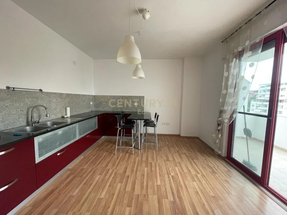 Durres, jepet me qera apartament 2+1+2 tualete dhe verande, Kati 10, 100 m² 500 € (gjykata)