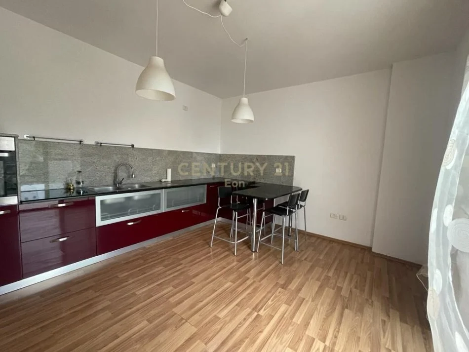 Durres, jepet me qera apartament 2+1+2 tualete dhe verande, Kati 10, 100 m² 500 € (gjykata)