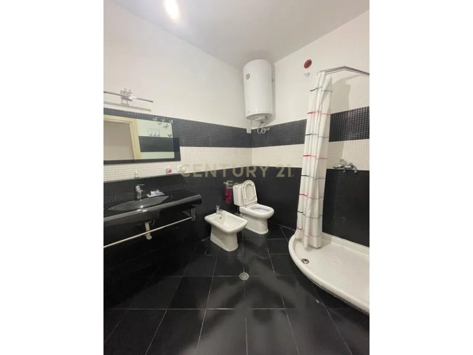 Durres, jepet me qera apartament 2+1+2 tualete dhe verande, Kati 10, 100 m² 500 € (gjykata)