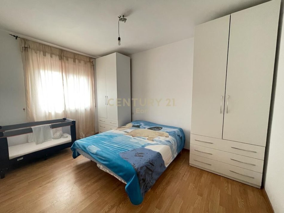 Durres, jepet me qera apartament 2+1+2 tualete dhe verande, Kati 10, 100 m² 500 € (gjykata)