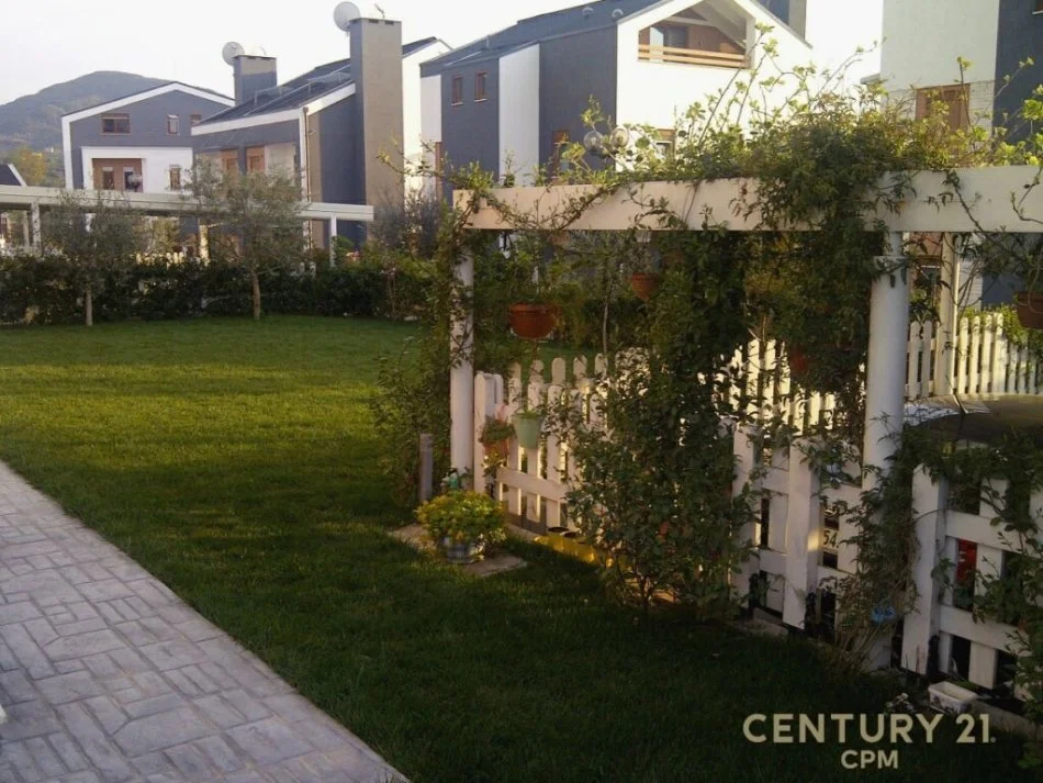 Tirane, shitet Vile 4+1+Ballkon Kati 3, 450 m² 670.000 € (tetg)