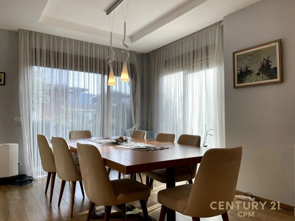 Tirane, shitet Vile 4+1+Ballkon Kati 3, 450 m² 670.000 € (tetg)