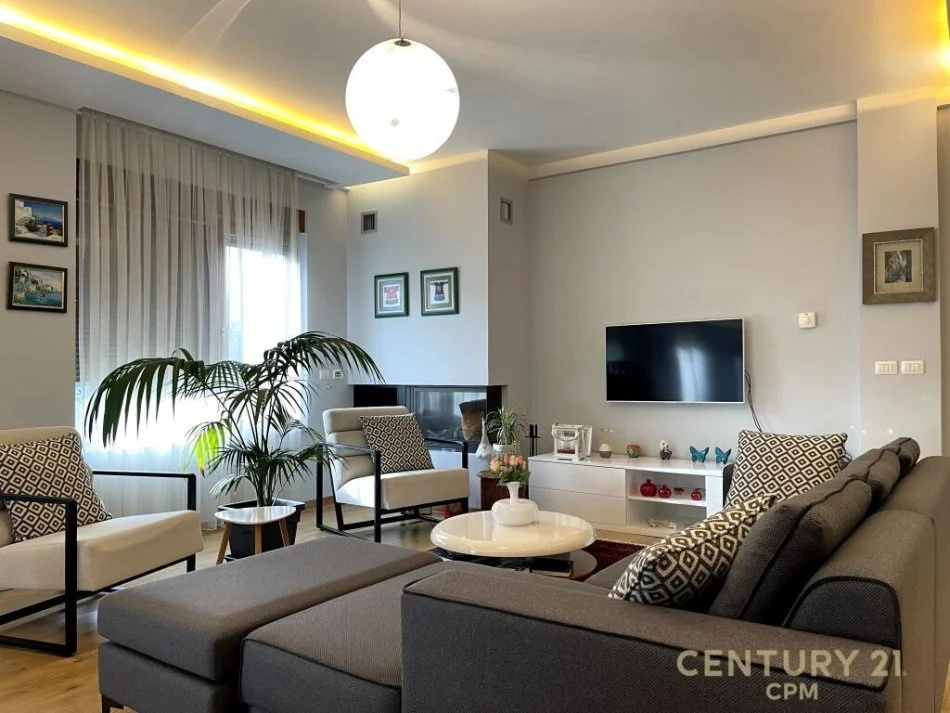 Tirane, shitet Vile 4+1+Ballkon Kati 3, 450 m² 670.000 € (tetg)