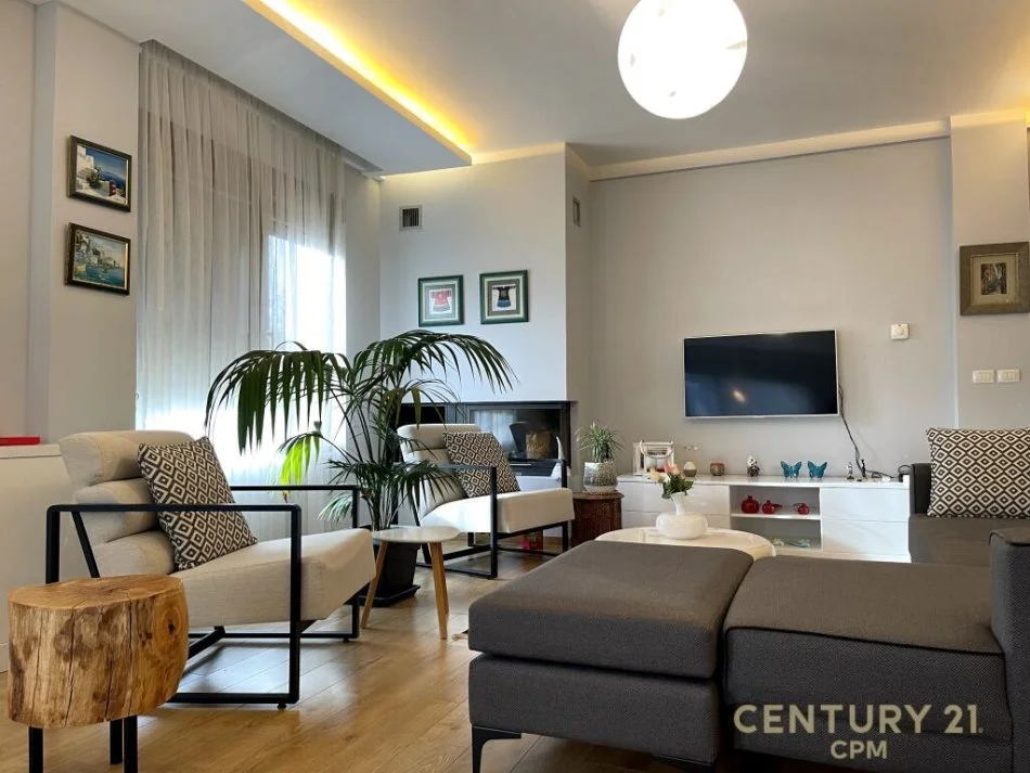 Tirane, shitet Vile 4+1+Ballkon Kati 3, 450 m² 670.000 € (tetg)