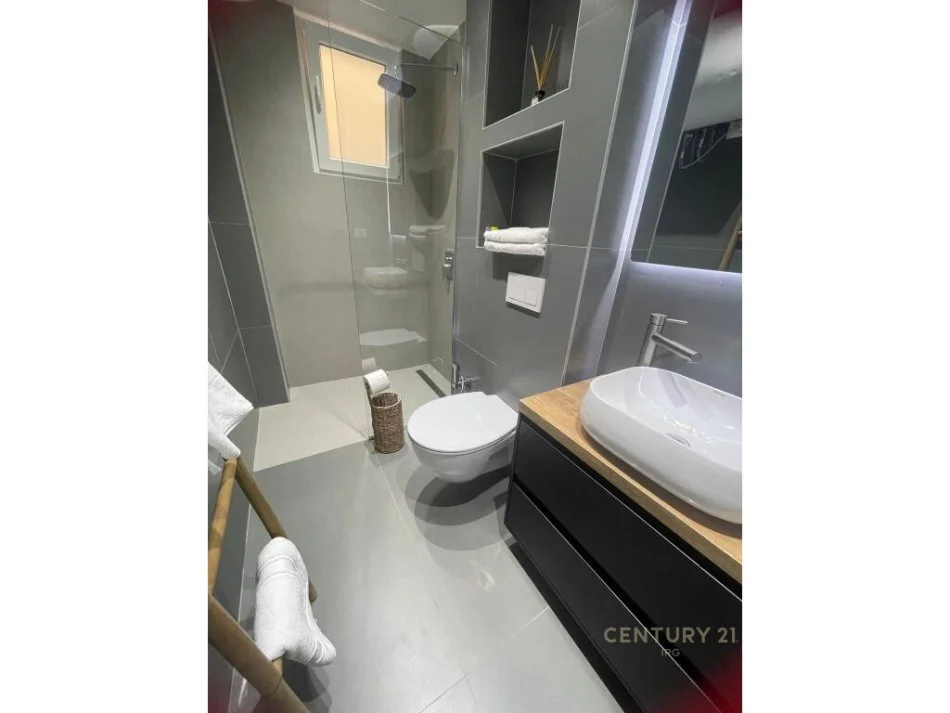 Tirane, jepet me qera apartament 1+1 Kati 4, 64 m² 750 € (qender)