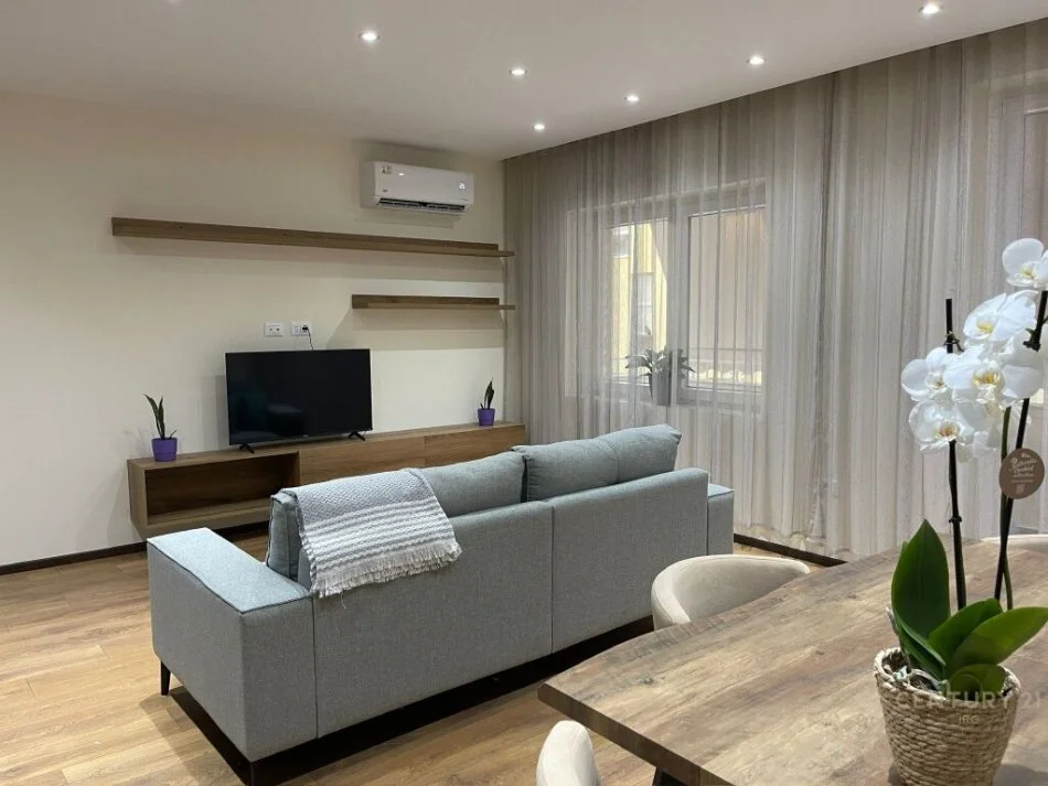 Tirane, jepet me qera apartament 1+1 Kati 4, 64 m² 750 € (qender)