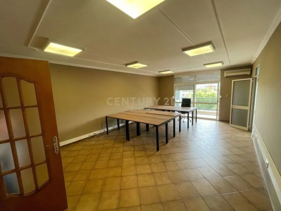 Tirane, jepet me qera apartament 4+1 Kati 5, 1.000 € (Bulevardi"Zhan Dark", Ish Ekspozita)