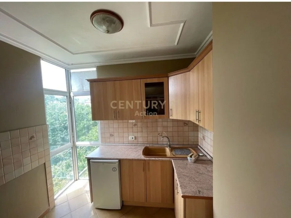Tirane, jepet me qera apartament 4+1 Kati 5, 1.000 € (Bulevardi"Zhan Dark", Ish Ekspozita)