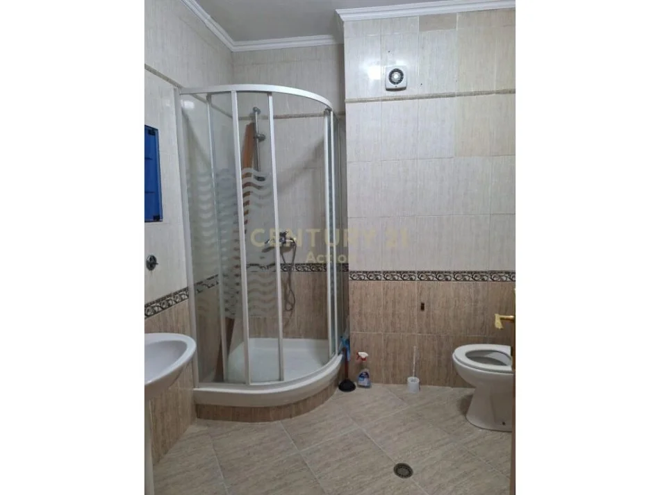 Tirane, jepet me qera apartament 4+1 Kati 5, 1.000 € (Bulevardi"Zhan Dark", Ish Ekspozita)