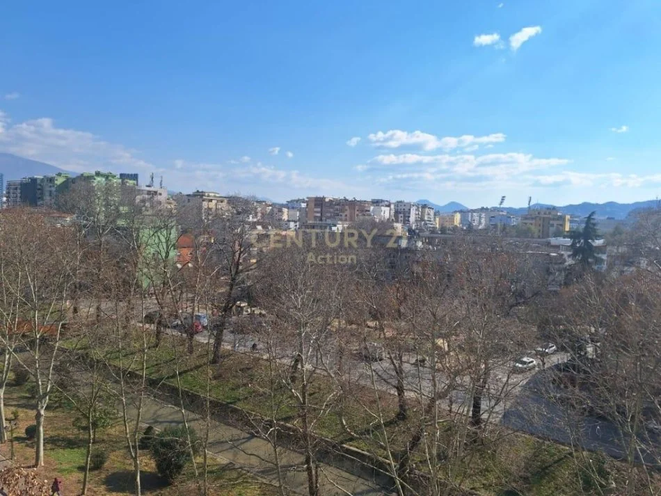 Tirane, jepet me qera apartament 4+1 Kati 5, 1.000 € (Bulevardi"Zhan Dark", Ish Ekspozita)
