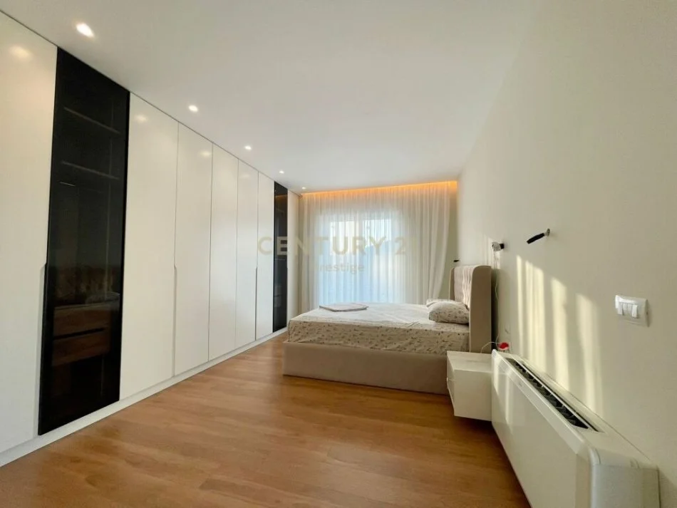 Tirane, jap me qera Vile 5+1+Aneks+Ballkon Kati 0, 352 m² 4.000 € (Qendra Tregtare TEG)