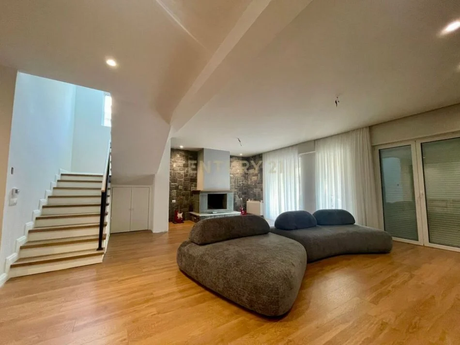 Shqiperi, jepet me qera Vile 5+1 , 352 m² 4.000 € (TEG)