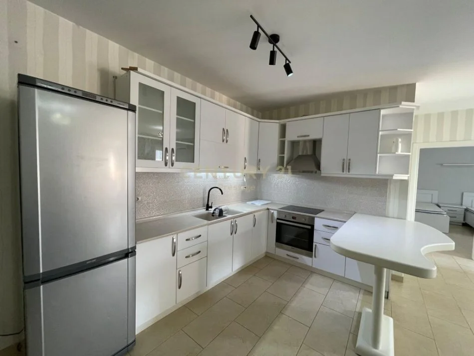 Tirane, jepet me qera apartament 2+1 Kati 8, 100 m² 700 € (rruga e elbasanit)