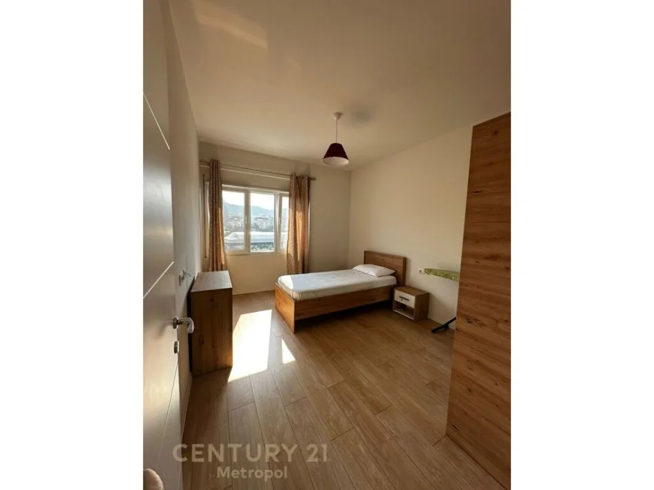 𝐓𝐢𝐫𝐚𝐧𝐞, 𝐣𝐞𝐩𝐞𝐭 𝐦𝐞 𝐪𝐞𝐫𝐚 𝐚𝐩𝐚𝐫𝐭𝐚𝐦𝐞𝐧𝐭 𝟐+𝟏 𝐊𝐚𝐭𝐢 𝟒, 𝟗𝟓 𝐦² 𝟏.𝟓𝟎𝟎 € (𝐋𝐢𝐪𝐞𝐧𝐢 𝐢 𝐓𝐢𝐫𝐚𝐧ë𝐬)