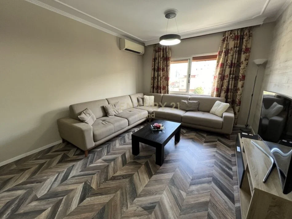 Tirane, jepet me qera apartament 2+1 Kati 5, 110 m² 750 € (komuna e parisit)