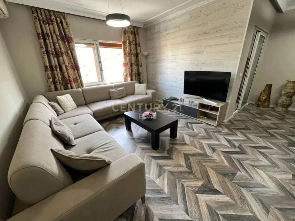 Tirane, jepet me qera apartament 2+1 Kati 5, 110 m² 750 € (komuna e parisit)