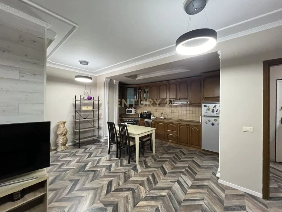 Tirane, jepet me qera apartament 2+1+Ballkon Kati 5, 110 m² 750 € (Komuna e Parisit)