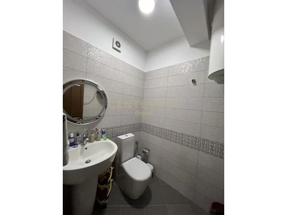 Tirane, jepet me qera apartament 2+1 Kati 5, 110 m² 750 € (komuna e parisit)