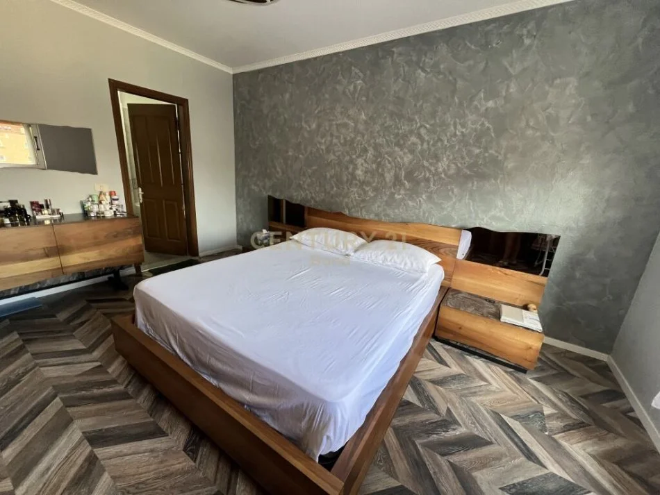 Tirane, jepet me qera apartament 2+1+Ballkon Kati 5, 110 m² 750 € (Komuna e Parisit)