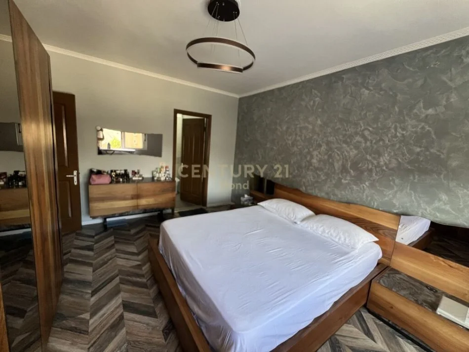 Tirane, jepet me qera apartament 2+1 Kati 5, 110 m² 750 € (komuna e parisit)