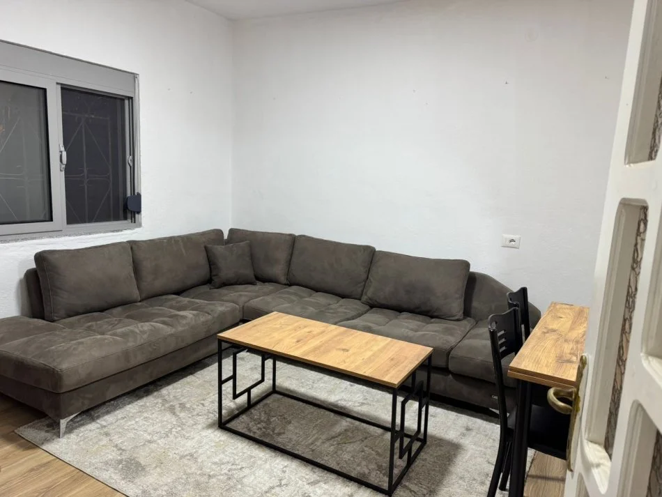 Tirane, jepet me qera apartament 1+1+Ballkon , 65 m² 400 € (Unaza e re)