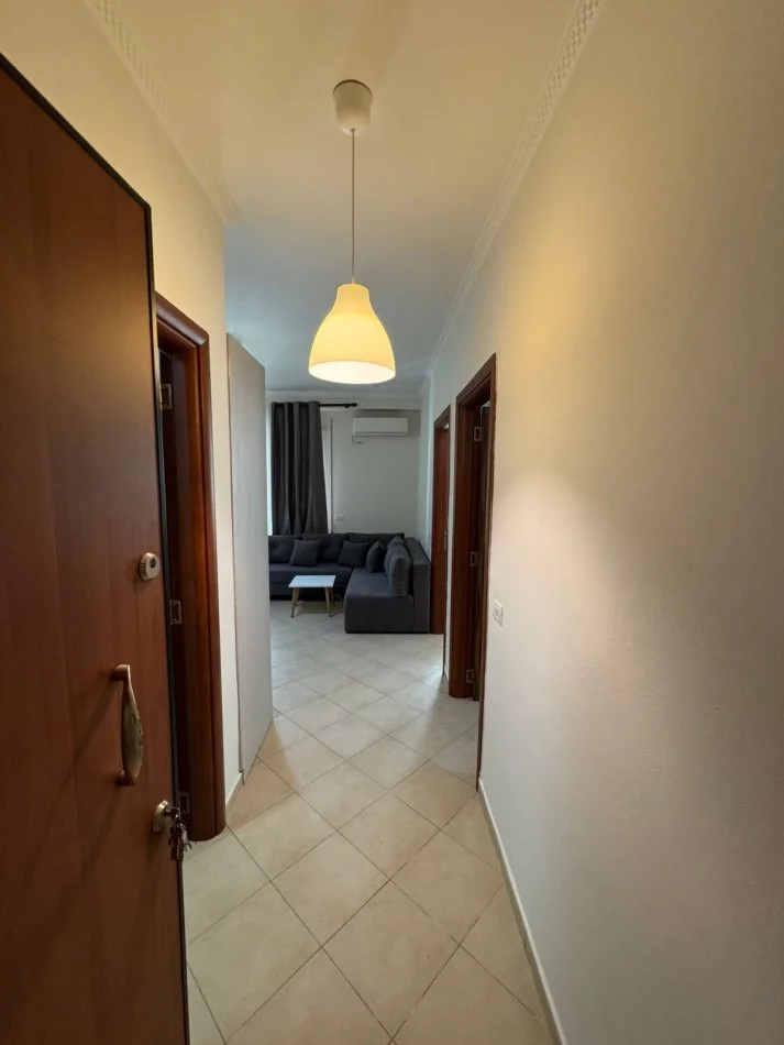 Tirane, jepet me qera apartament 2+1+Ballkon Kati 3, 85 m² 450 € (Komuna Parisit Rruga Bill Klinton)