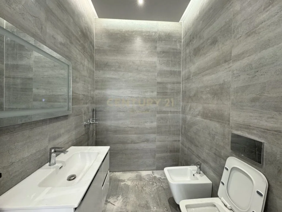 Tirane, shitet zyre Kati 1, 100 m² 230.000 € (RRUGA E KAVAJES)