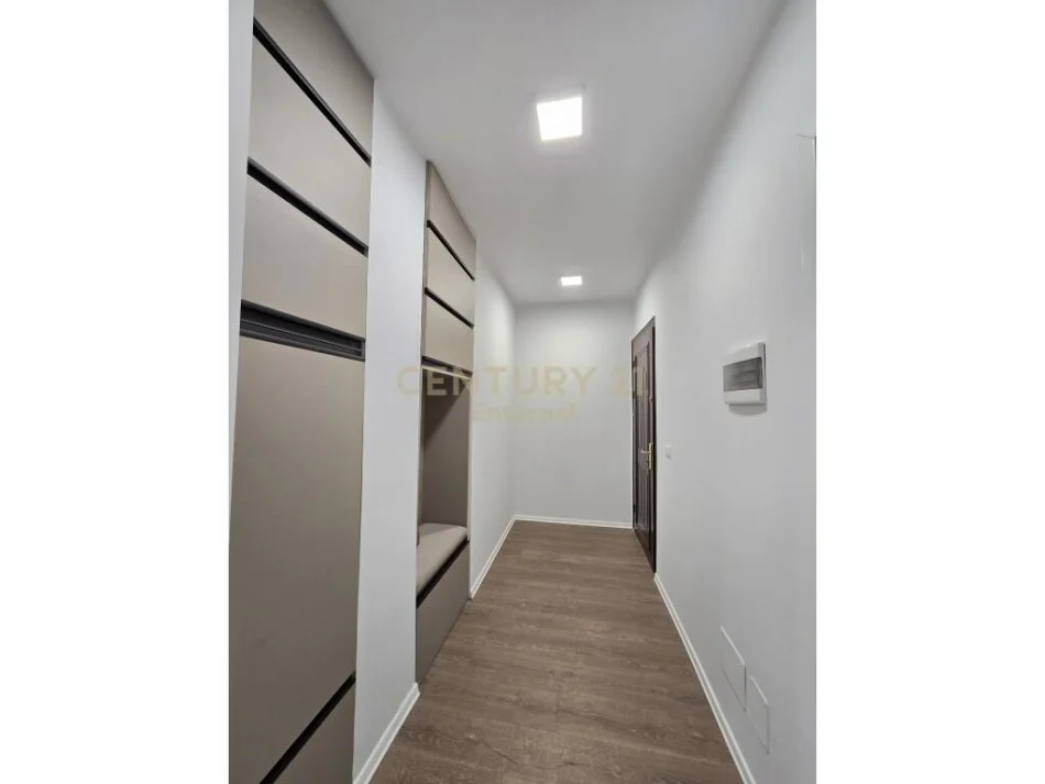 Apartament 2+1 per shitje tek Petro Nini ENT100012