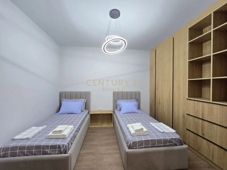 Tirane, shitet apartament 2+1+Ballkon Kati 4, 100 m² 275.000 € (bllok)