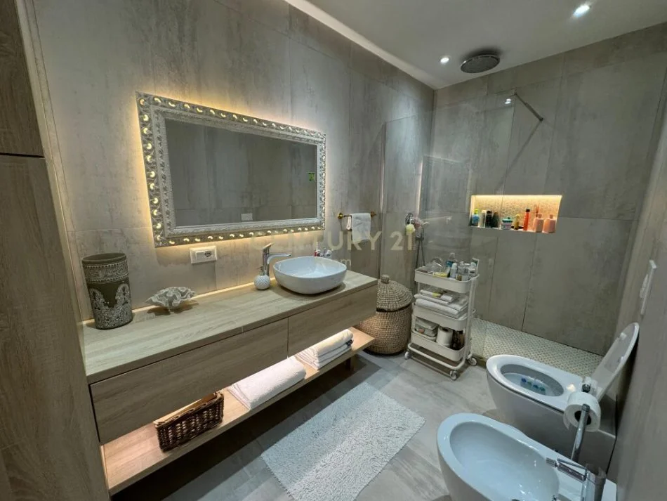 Tirane, jepet me qera apartament 2+1 Kati 1, 179 m² 1.300 € (liqeni i thate)
