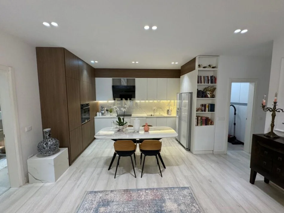 Tirane, jepet me qera apartament 2+1 Kati 1, 179 m² 1.300 € (liqeni i thate)