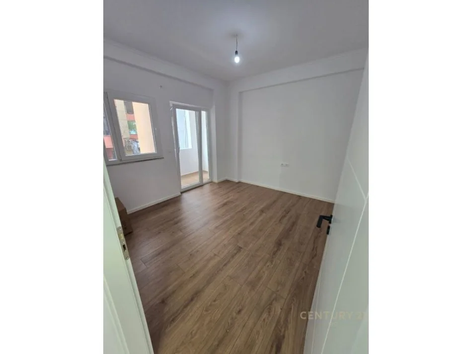 Tirane, shitet apartament 2+1 Kati 2, 210 m² 210.000 € (rruga e Elbasanit)