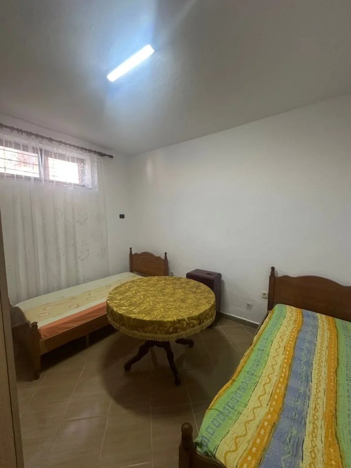 Tirane, jepet me qera apartament 2+1 Kati 1, 80 m² 450 € 