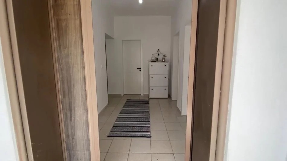 Tirane, jepet me qera shtepi 2+1+Ballkon Kati 1, 91 m² 600 € (rruga Sadik Petrela)