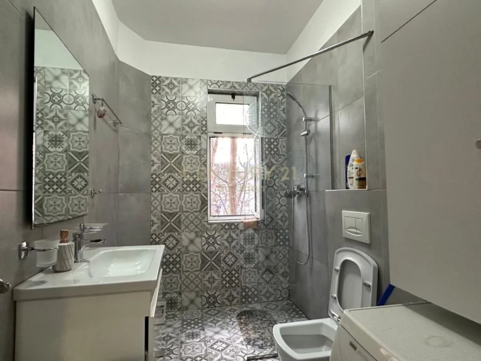 Tirane, jepet me qera apartament 2+1 Kati 4, 65 m² 600 € (NE "MYSLYM SHYR")