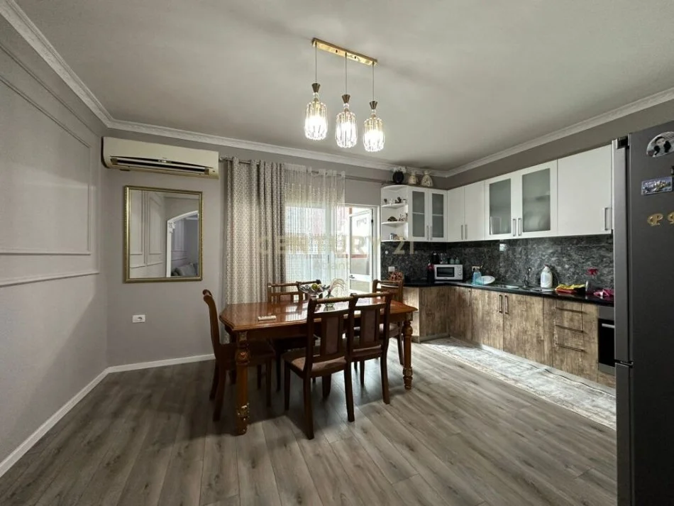 Durres, shitet apartament 3+1+Ballkon Kati 2, 130 m² 150.000 € (Lagjja nr 8 Drejtoria e Policise, Drejtoria e Policise)