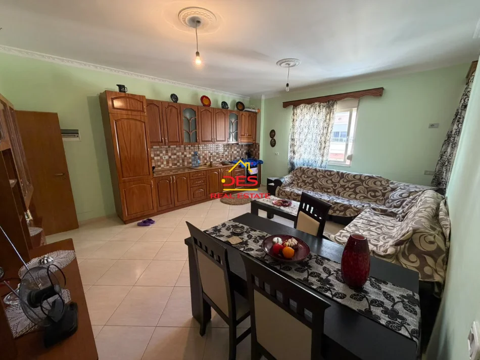 Vlore, jepet me qera apartament 2+1+Ballkon Kati 4, 110 m² 450 € (Rruga Lef Sallata)