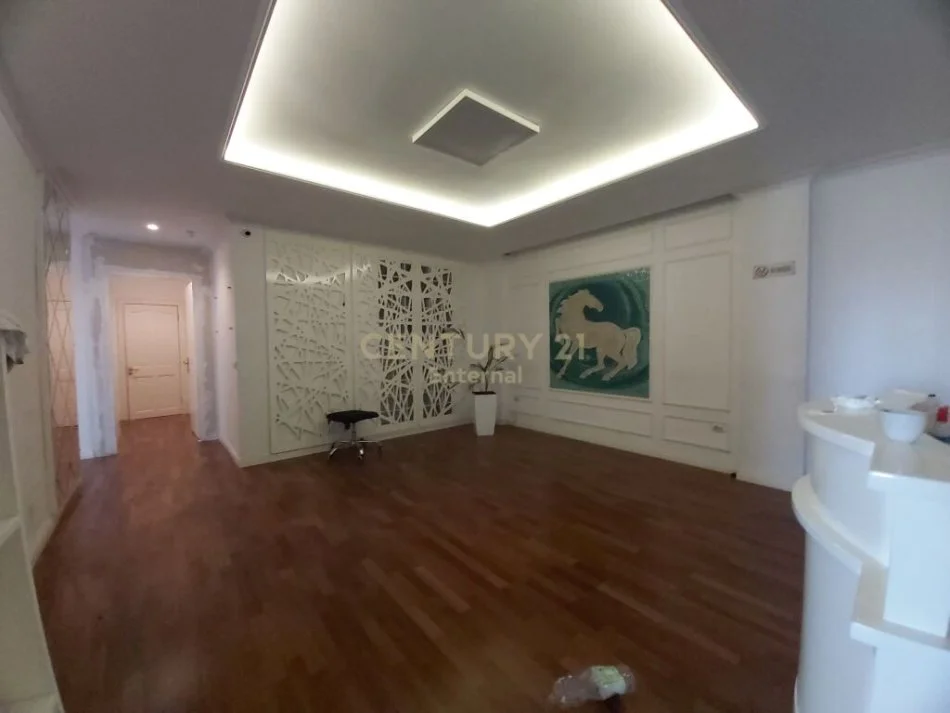 Tirane, jepet me qera ambjent biznesi Kati 5, 124 m² 1.300 € (bllok)