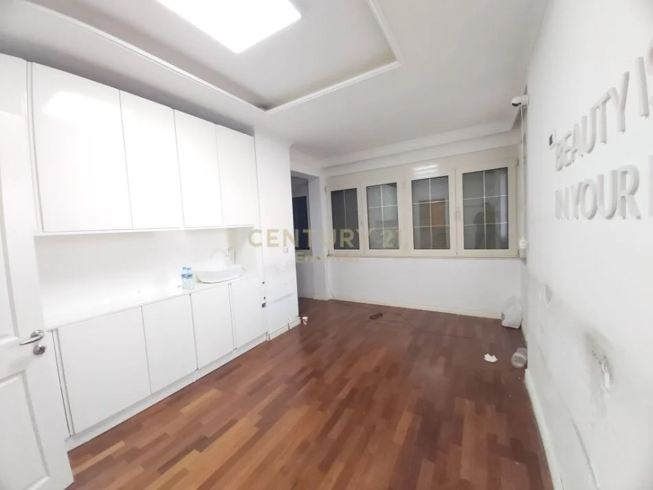 Tirane, jepet me qera ambjent biznesi Kati 5, 124 m² 1.300 € (bllok)