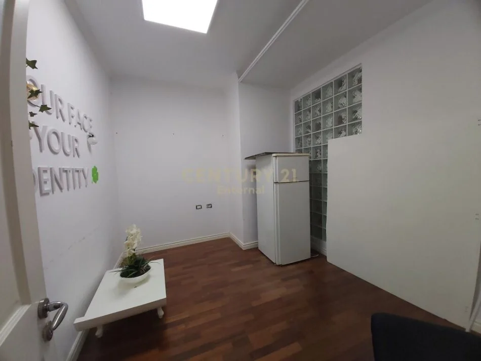 Tirane, jepet me qera ambjent biznesi Kati 5, 124 m² 1.300 € (bllok)