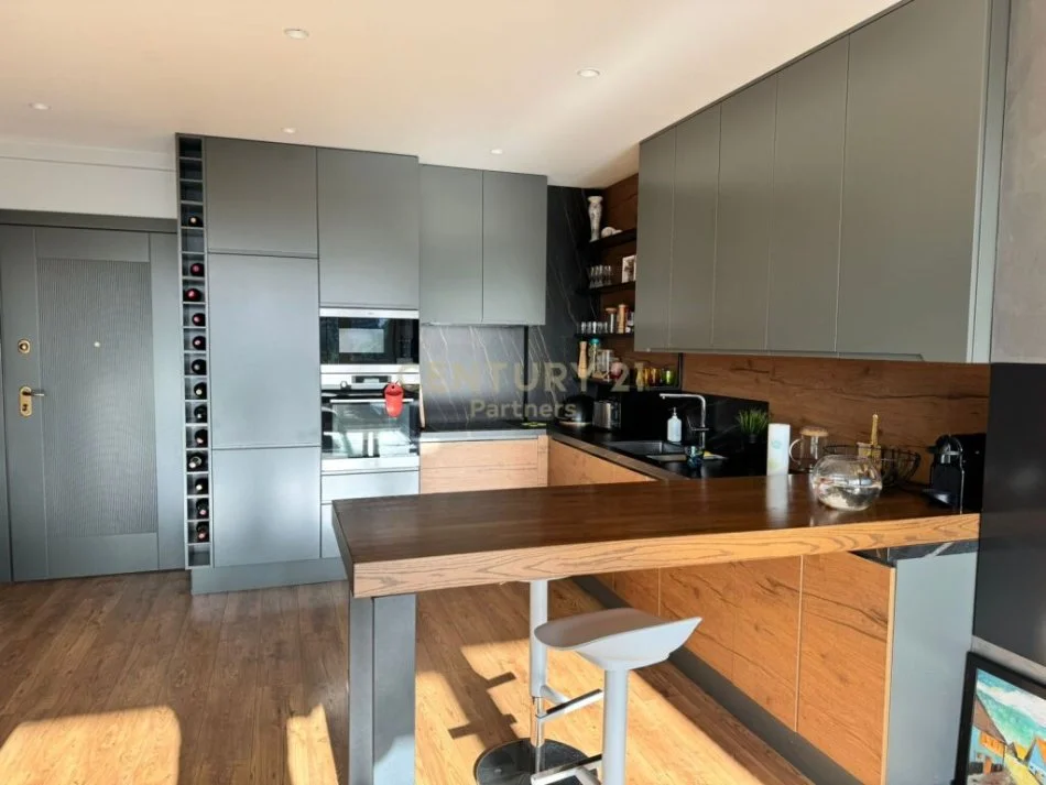 Tirane, shitet apartament 3+1 Kati 8, 138 m² 268.000 € (rruga e elbasanit)