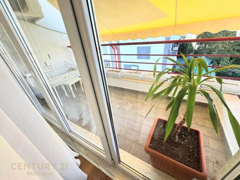 Tirane, jepet me qera apartament 2+1 Kati 6, 800 € (liqeni i thate)